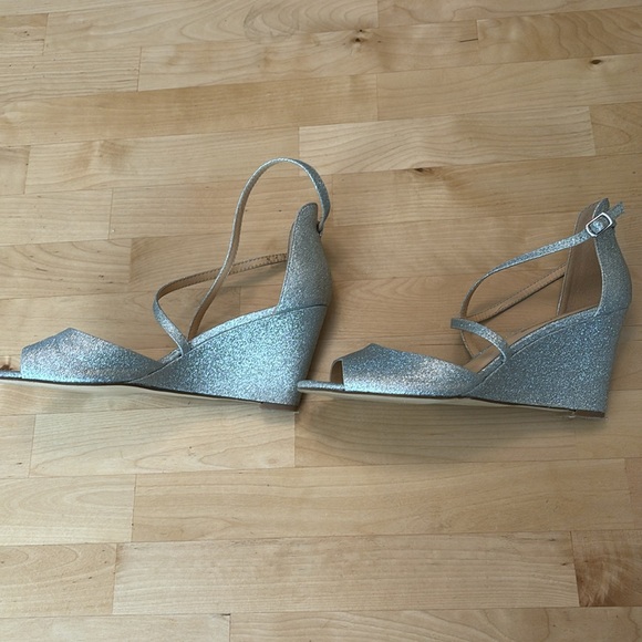 Badgley Mischka Wedge Sandal/Heel size 8 silver - Picture 4 of 5